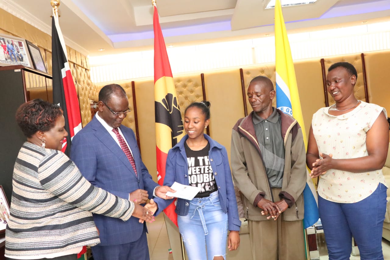 Governor issues school fees cheques to beneficiaries of Kiraitu Murungi Foundation.