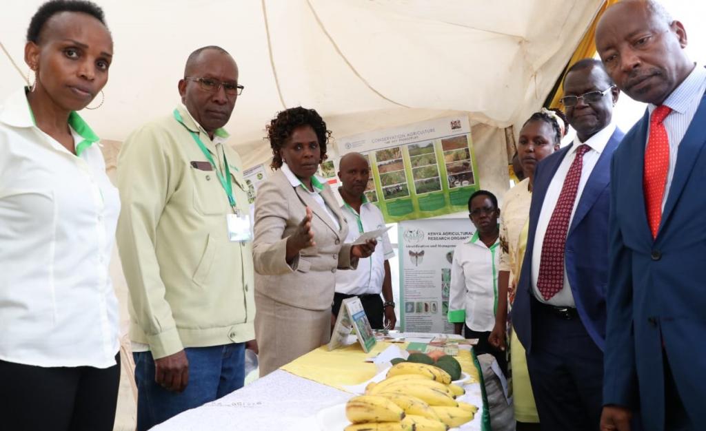 GOVERNOR URGES FARMERS TO TAKE TRAINING PROGRAMS SERIOUSLY.