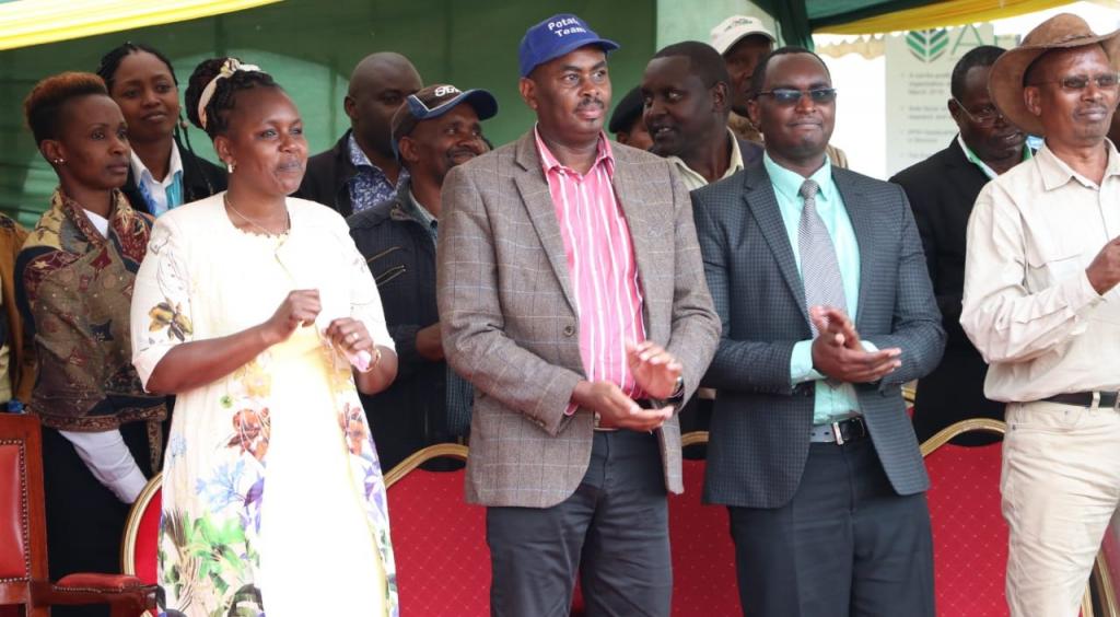 GOVERNOR URGES FARMERS TO TAKE TRAINING PROGRAMS SERIOUSLY.