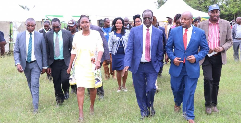 GOVERNOR URGES FARMERS TO TAKE TRAINING PROGRAMS SERIOUSLY.
