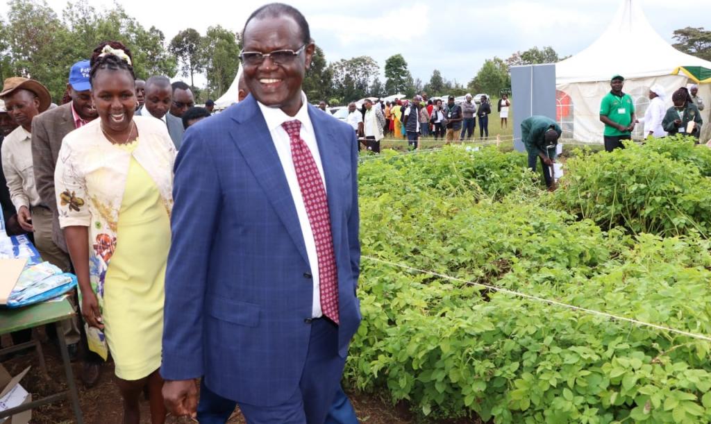 GOVERNOR URGES FARMERS TO TAKE TRAINING PROGRAMS SERIOUSLY.
