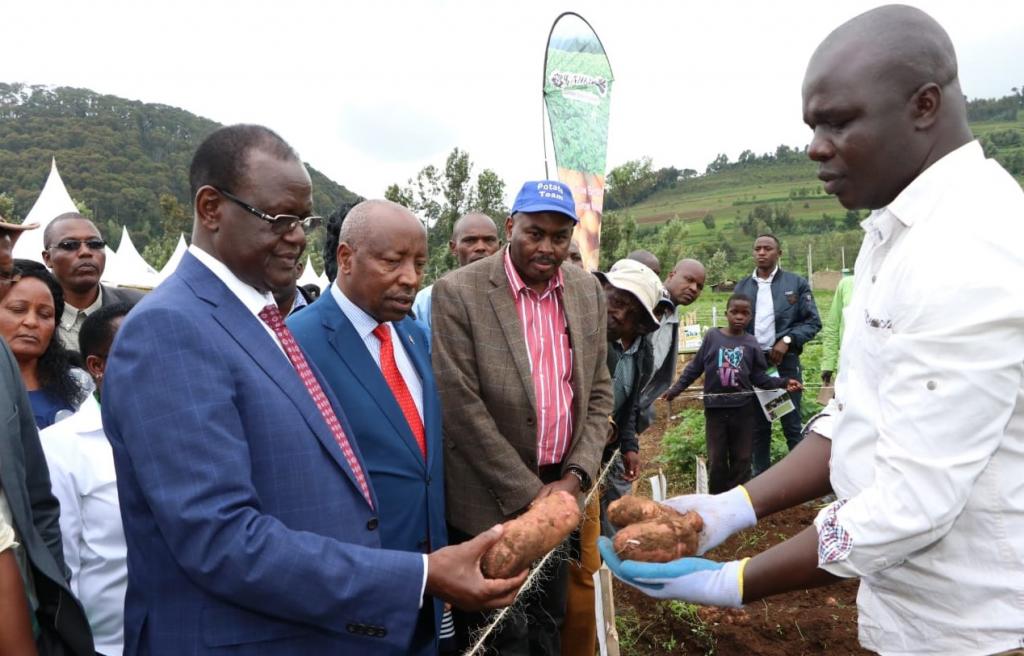 GOVERNOR URGES FARMERS TO TAKE TRAINING PROGRAMS SERIOUSLY.