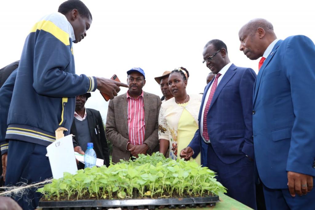 GOVERNOR URGES FARMERS TO TAKE TRAINING PROGRAMS SERIOUSLY.