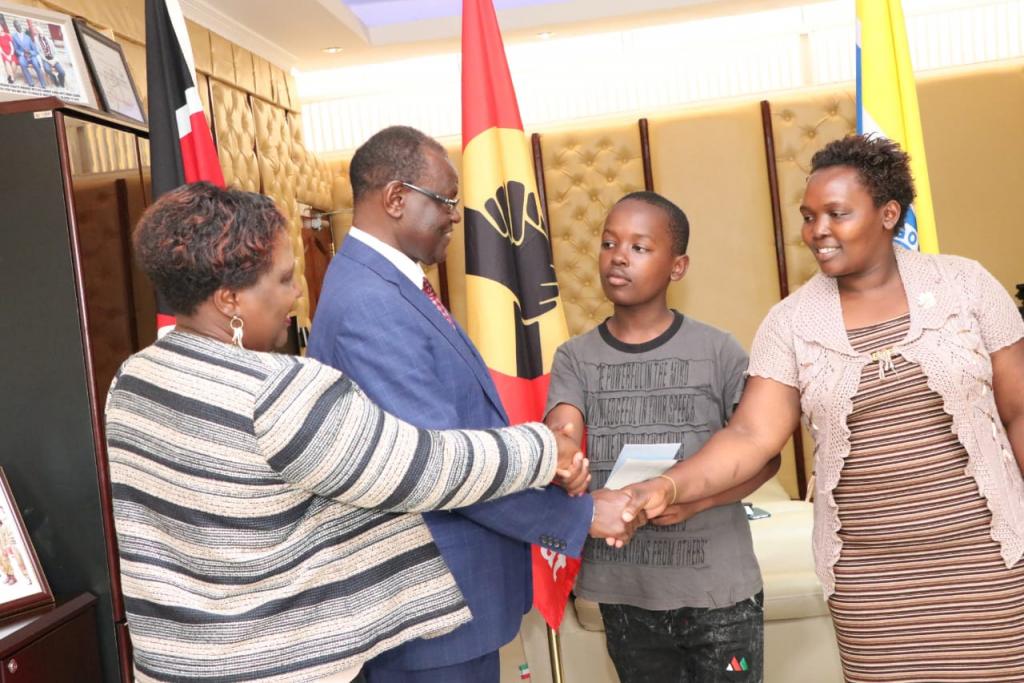 Governor issues school fees cheques to beneficiaries of Kiraitu Murungi Foundation.