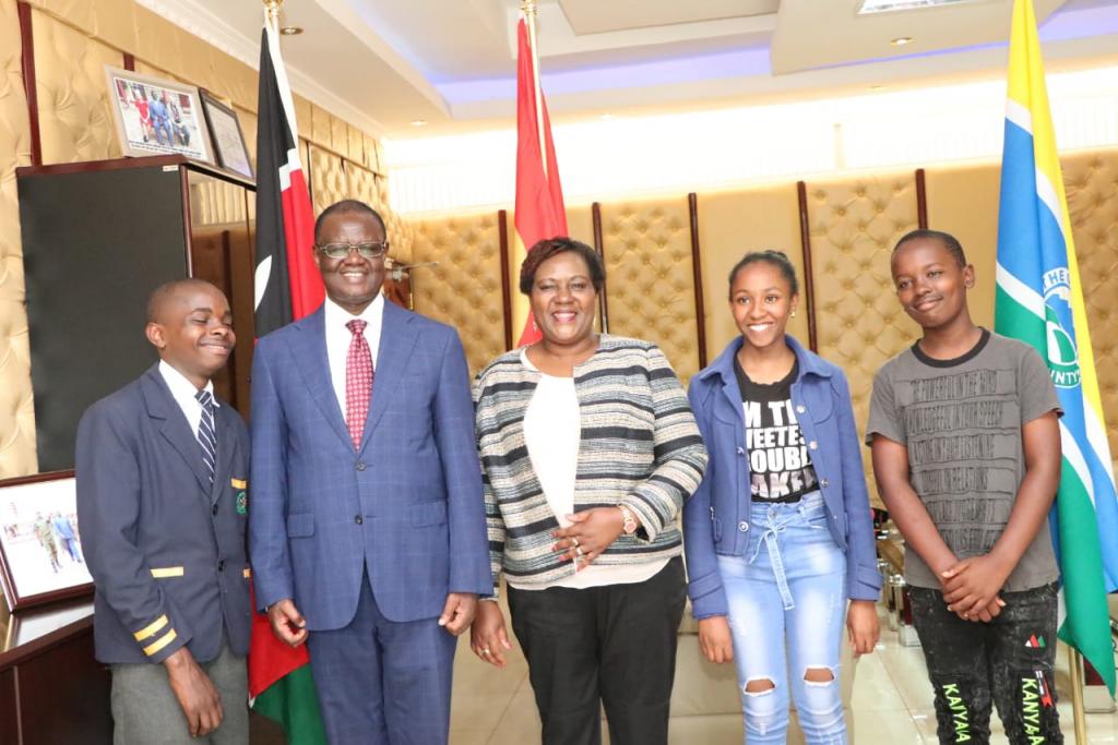 Governor issues school fees cheques to beneficiaries of Kiraitu Murungi Foundation.