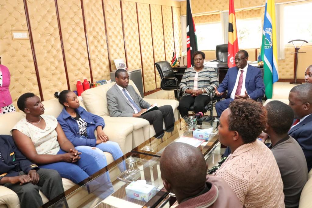 Governor issues school fees cheques to beneficiaries of Kiraitu Murungi Foundation.