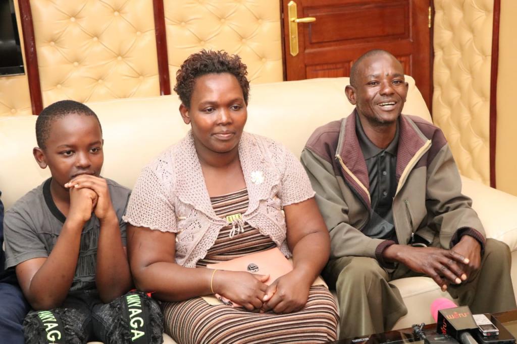 Governor issues school fees cheques to beneficiaries of Kiraitu Murungi Foundation.