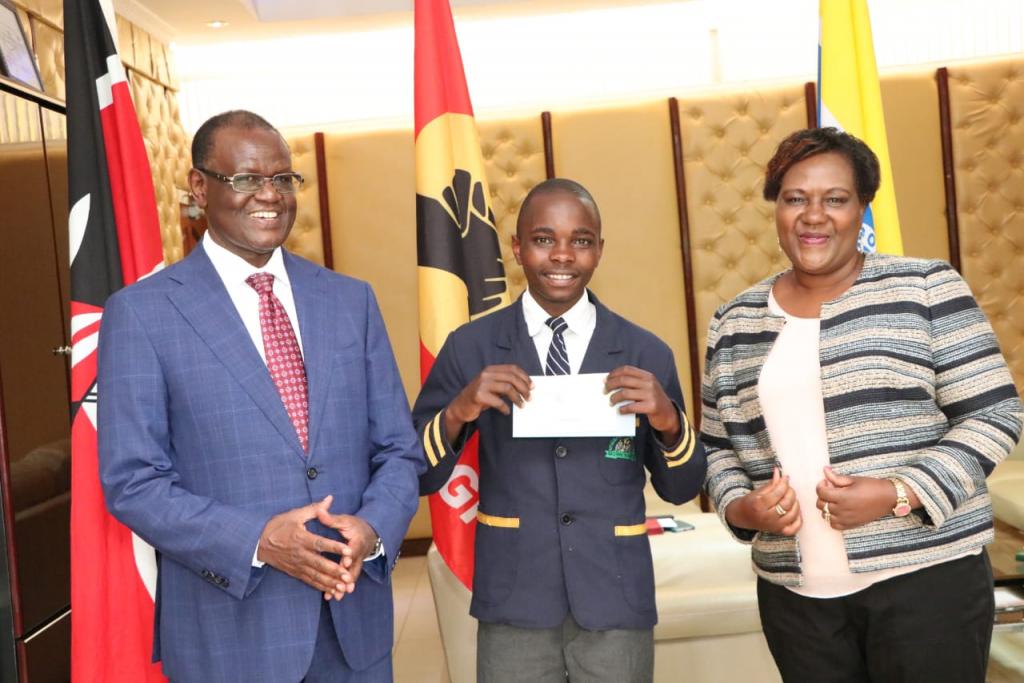 Governor issues school fees cheques to beneficiaries of Kiraitu Murungi Foundation.