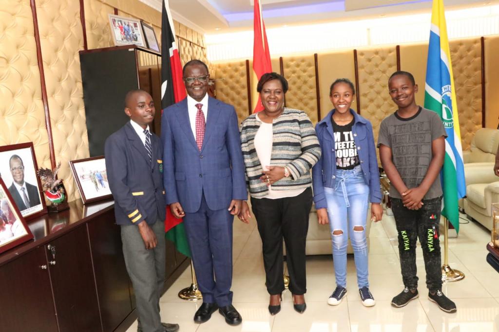 Governor issues school fees cheques to beneficiaries of Kiraitu Murungi Foundation.