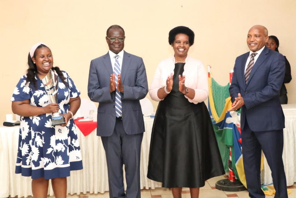 County administration awards best performance in 100 days rapid Result Initiative cycle.